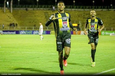 Faz o L! Flu vence concorrência do Vasco e terá Lelê após o Carioca