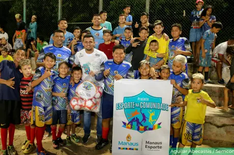 Prefeitura entrega kits esportivos a projetos do bairro São José