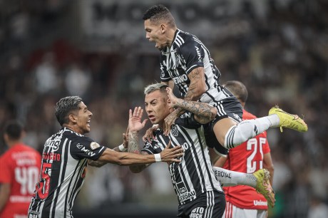 Com gol cedo, Atlético supera Internacional no Mineirão e encosta nos líderes