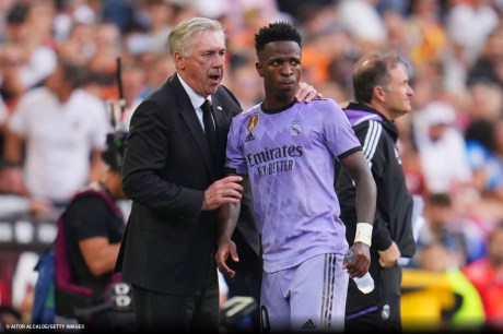 Ancelotti critica racismo contra Vinicius Jr: 'Algo está muito errado nesta liga'