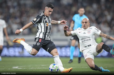 Róger Guedes tira um caminhão das costas do Corinthians, que bate Galo fora