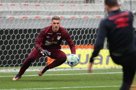 Com lesão na coxa, Bento é cortado da seleção; Lucas Perri é o substituto