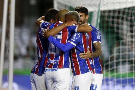 Santos aproveita a bola aérea e vence o Bahia de virada na Arena Fonte Nova