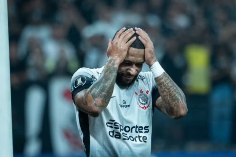 Memphis Depay oscila no Corinthians e ainda busca brilho com a camisa 10