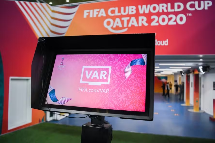 Por que o VAR foi criado no futebol? A história por trás da tecnologia que mudou o jogo