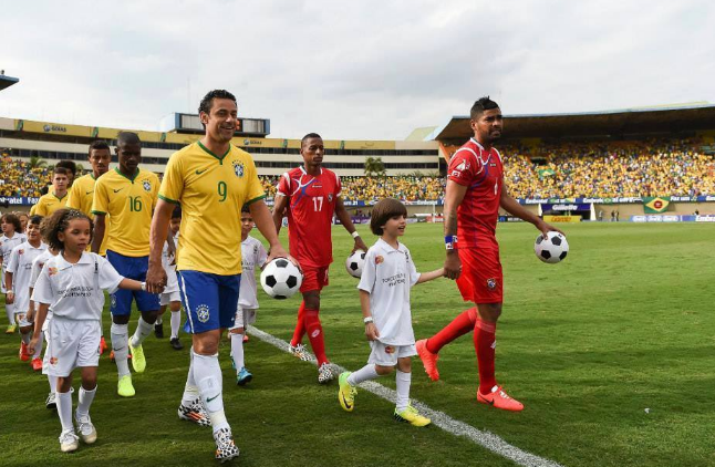 Por que os jogadores entram em campo com crianças no futebol? Entenda a origem da tradição