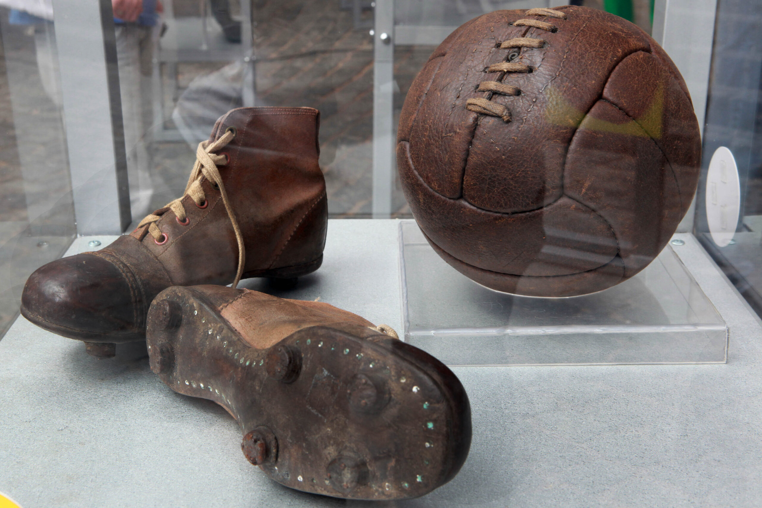 Quem inventou a chuteira de futebol? A história que começa com um rei e termina numa briga de família