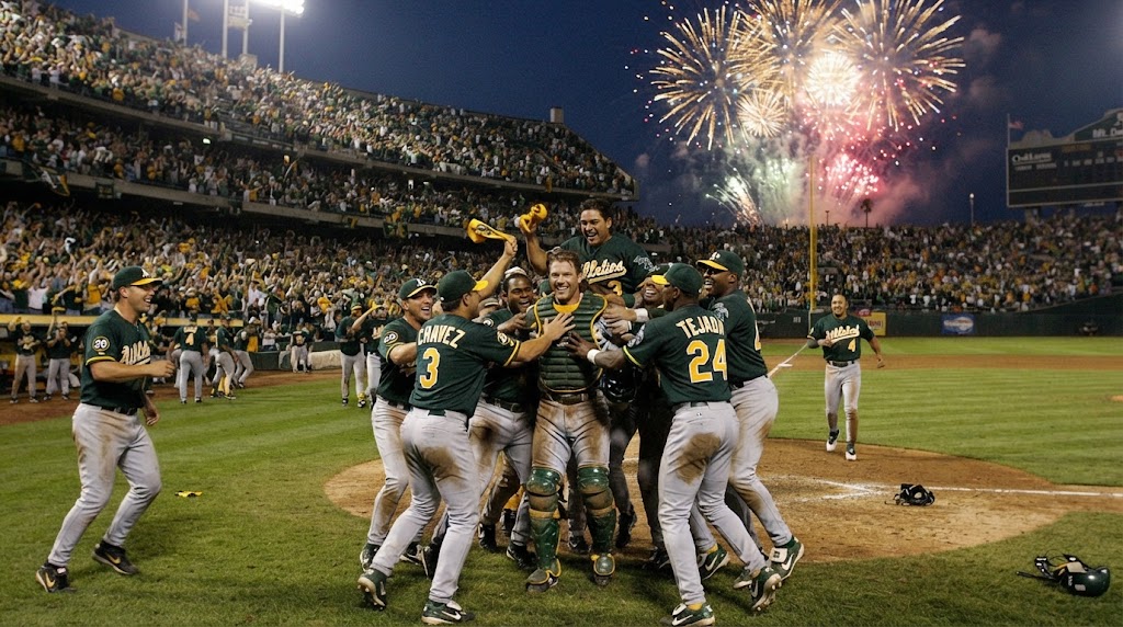 Moneyball dos Oakland A’s em 2002, como a sabermetria de Billy Beane e o OBP quebraram dogmas da MLB e venceram orçamentos milionários com 20 vitórias